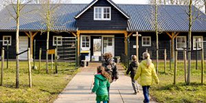 (Kinderboerderij في فورشوتين).